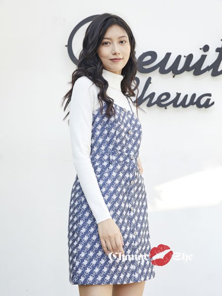 千细2021秋冬季蓝色印花吊带裙