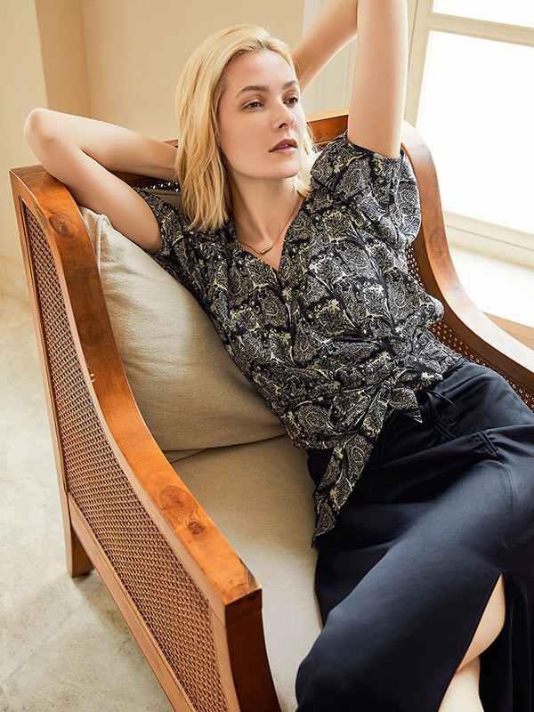 曼德诗女装2022春夏季黑色印花雪纺衫