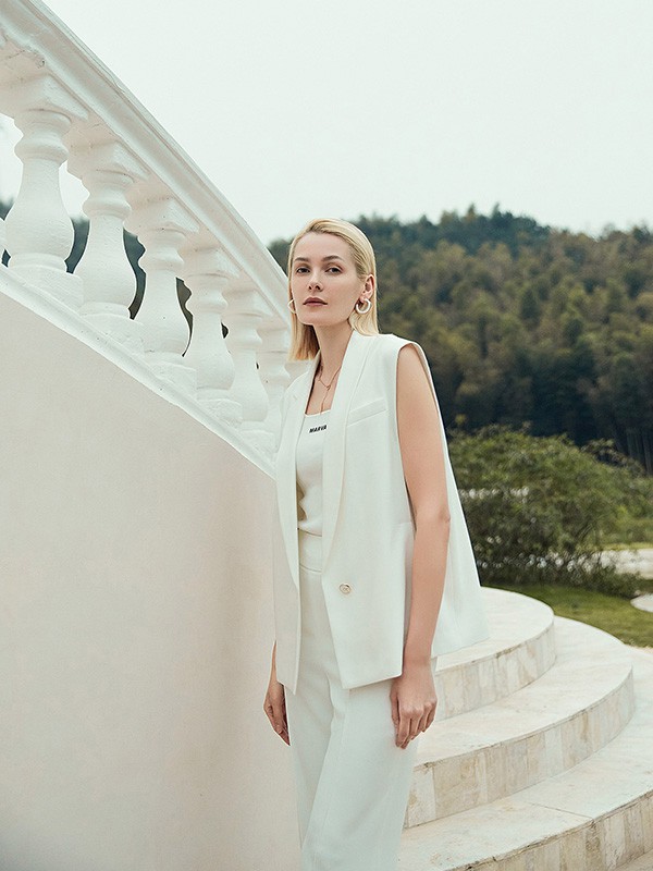 曼德诗女装2022春夏季白色纯色马夹