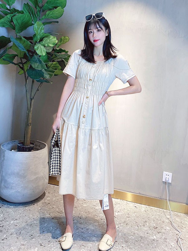 艾蜜唯娅2022春夏季米色褶皱连衣裙