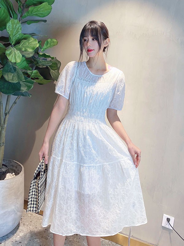 艾蜜唯娅2022春夏季白色收腰连衣裙