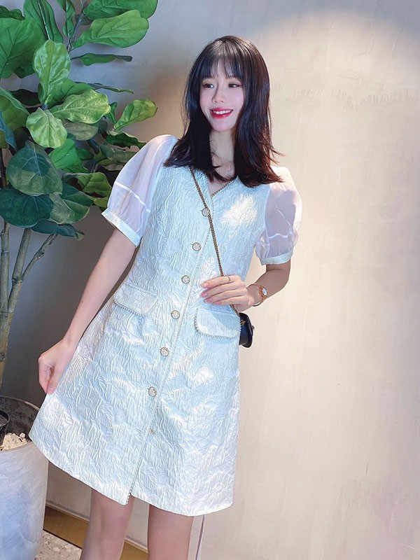 艾蜜唯娅2022春夏季白色泡泡袖连衣裙