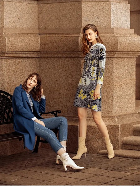 菲妮迪女装2021春夏季白色印花连衣裙