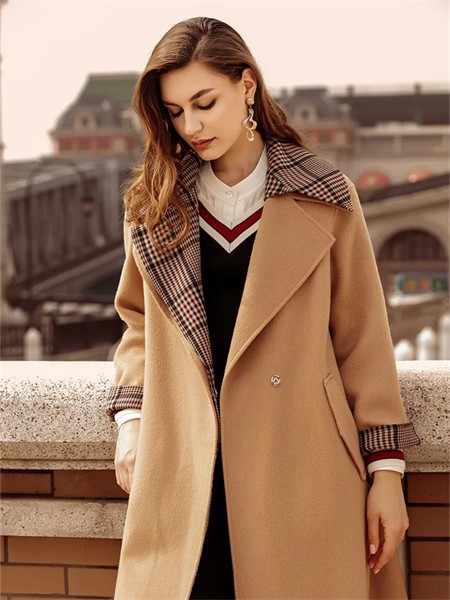 菲妮迪女装2021秋冬季卡其色格子大衣