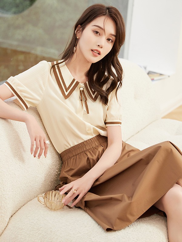 艾蜜唯娅2022春夏季卡其色娃娃领T恤