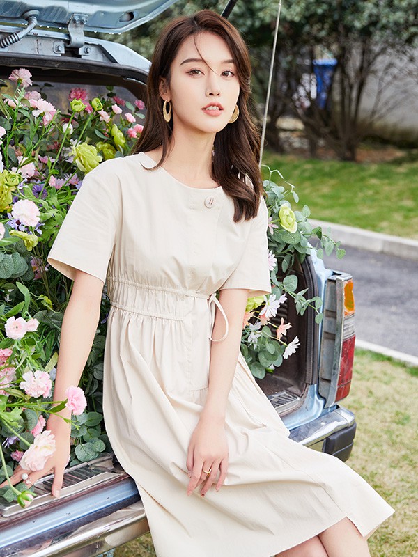 艾蜜唯娅2022春夏季卡其色纯色连衣裙