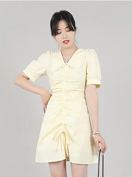 艾奴伊2022春夏季黄色褶皱连衣裙