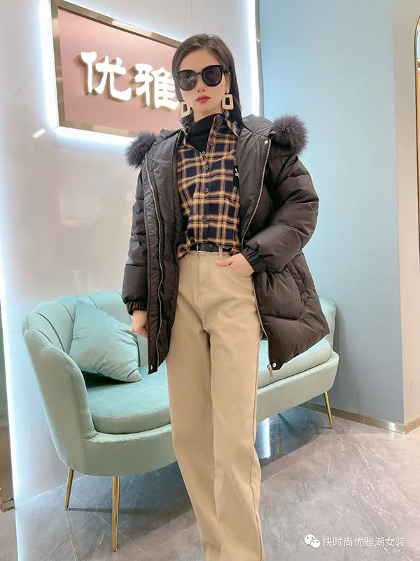 优雅潮女装2021秋冬季黑色带毛领羽绒服