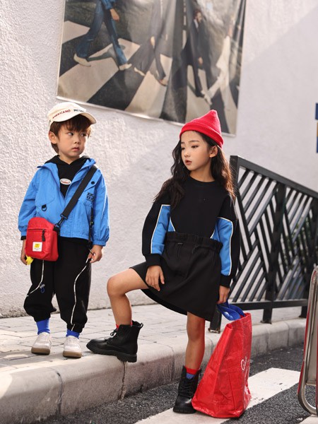 熊卡唯妮童装2022春夏季黑色拼接连衣裙