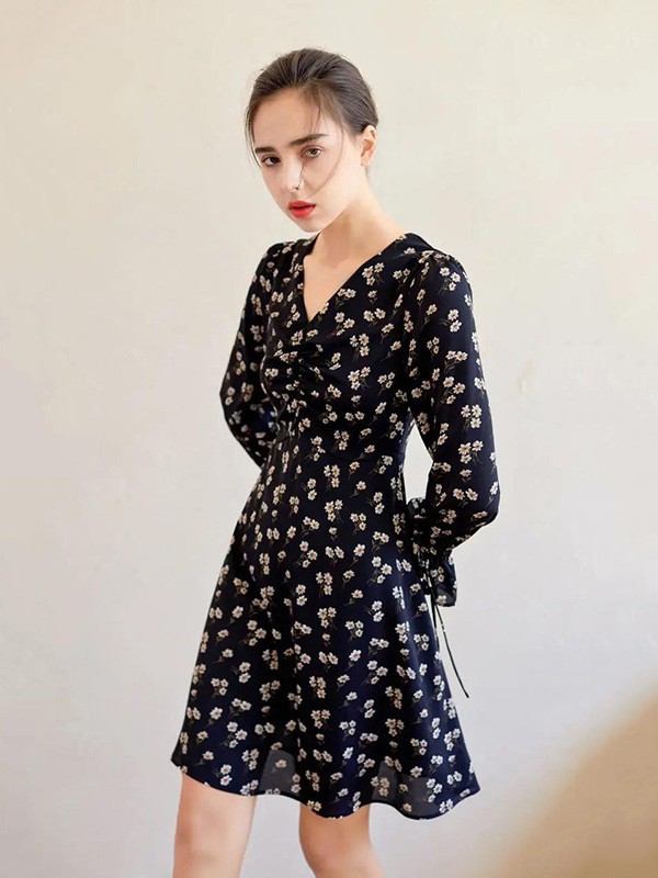 蓝珣2022春夏季黑色印花连衣裙