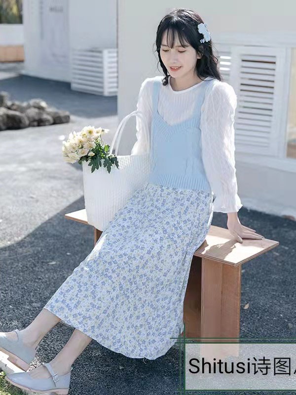 诗图思女装2022春夏季蓝色印花长裙