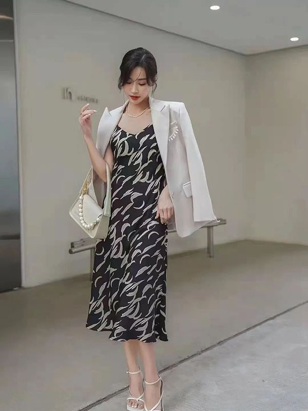 碧上2022春夏季黑色印花吊带裙