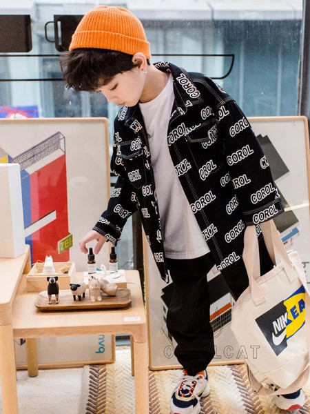 猫王童装2021秋冬季黑色印花外套