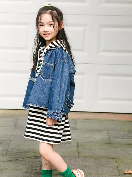 猫王童装2021秋冬季白色条纹卫衣裙