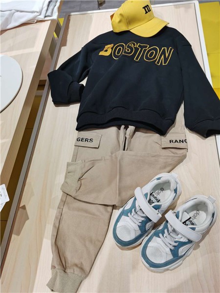 达巴童装2022春夏季黑色字母T恤