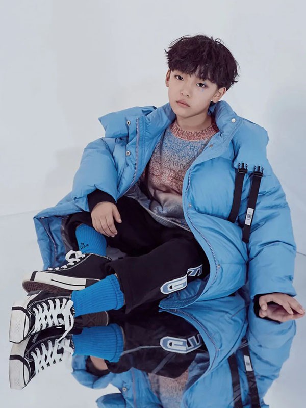 个么2021秋冬季蓝色连帽羽绒服