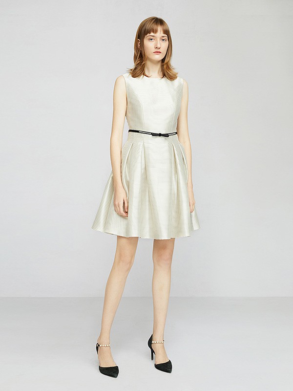 卡洛琳女装2022春夏季米色亮面连衣裙