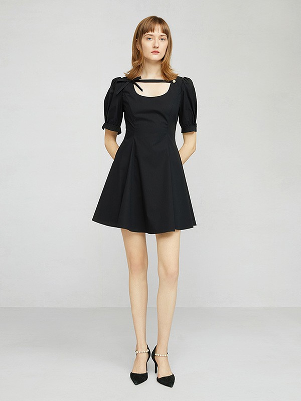 卡洛琳女装2022春夏季黑色收腰连衣裙