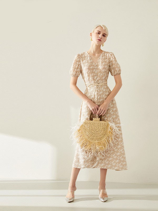 锡瑅2022春夏季杏色印花连衣裙