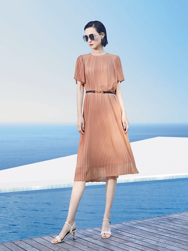 贵姿女装2022春夏季咖啡色纯色连衣裙