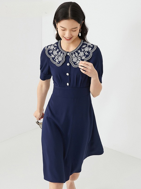 衣莱尔女装2022春夏季藏蓝色印花连衣裙