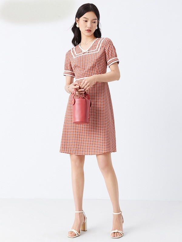 衣莱尔女装2022春夏季橙色格子连衣裙