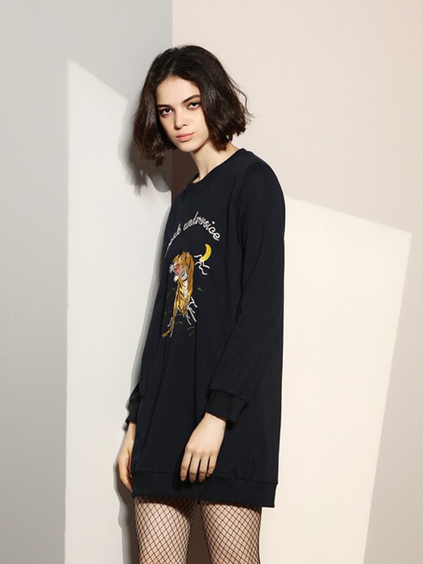 爱凡西女装2022春夏季黑色印花T恤