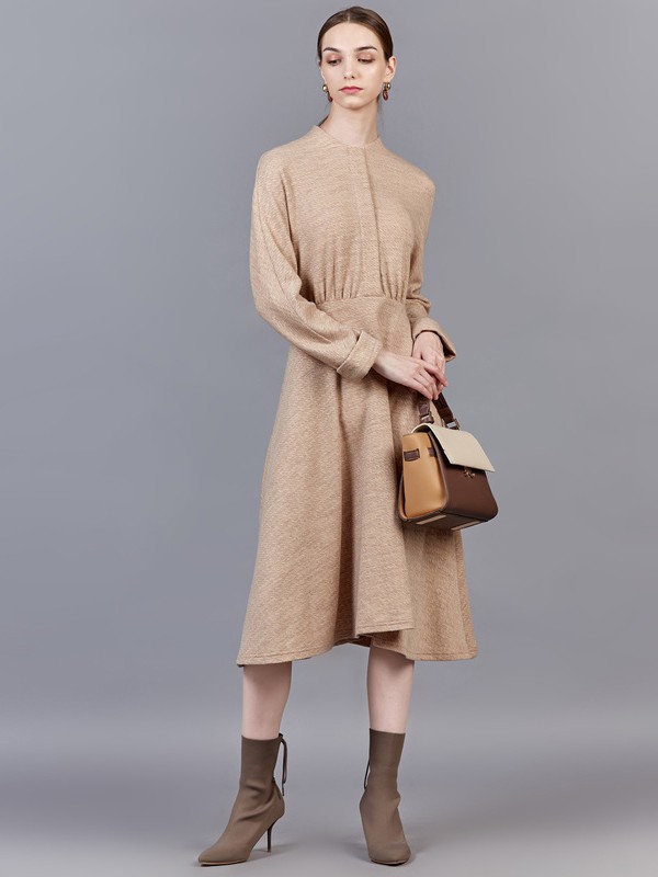 舒朗女装2021秋冬季卡其色连衣裙