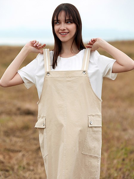 快乐屋女装2022春夏季卡其色背带裙