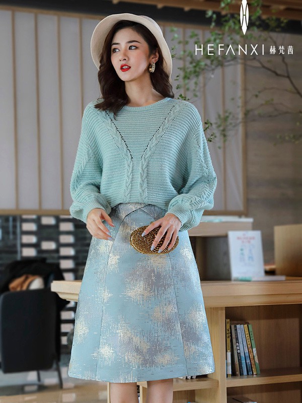 赫梵茜女装2021秋冬季蓝色针织衫