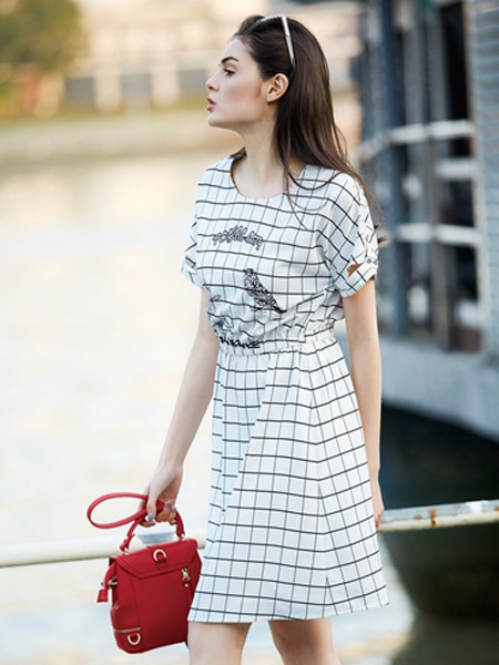 欧伊芮诗女装2022春夏季白色连衣裙