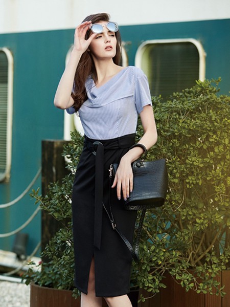 欧伊芮诗女装2022春夏季蓝色T恤