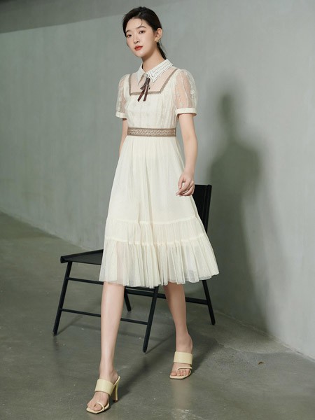 伊娜天2022春夏季白色连衣裙