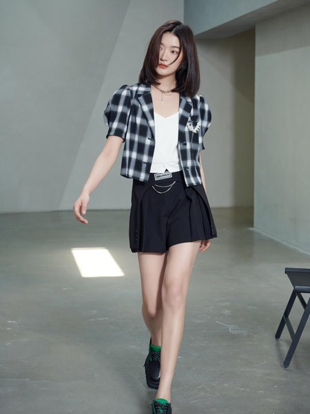 伊娜天2022春夏季黑色衬衫