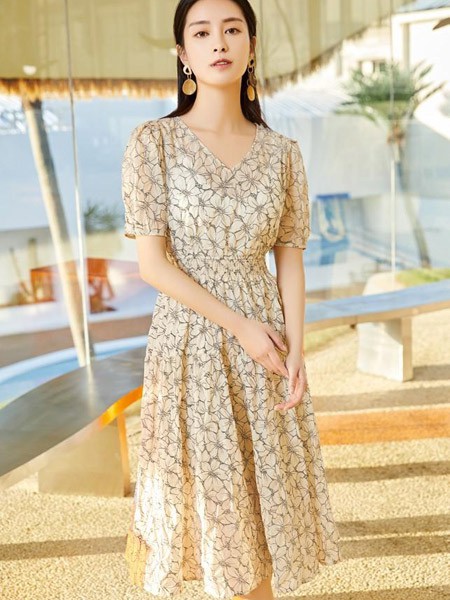 迪兰熙女装2022春夏季卡其色连衣裙