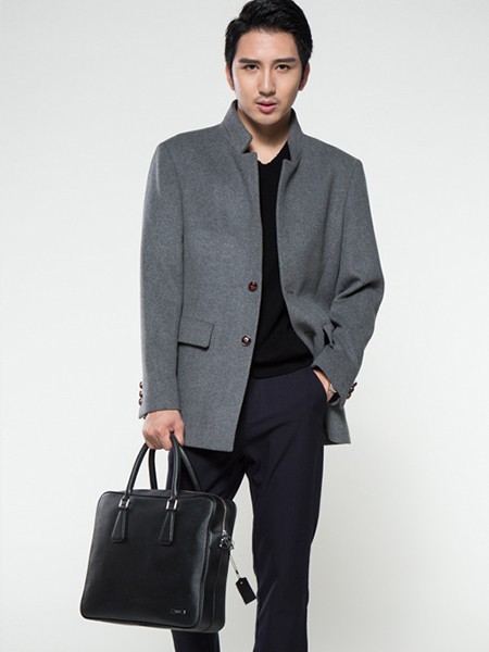 韩宇来2021秋冬季灰色大衣