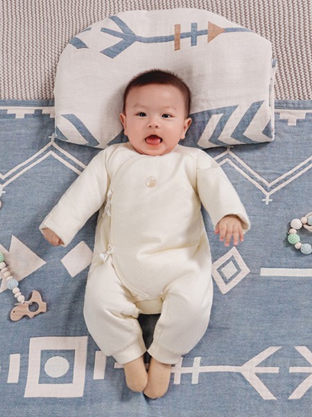 英氏童装2021秋冬季白色连体衣