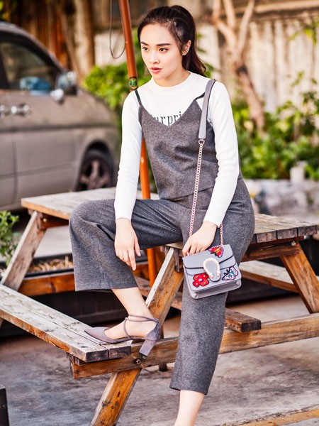 雅奴天使2021秋冬季灰色吊带裙