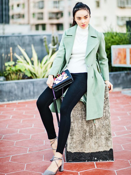 雅奴天使2021秋冬季绿色大衣