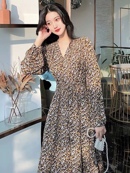 雅奴天使2022春夏季米色连衣裙