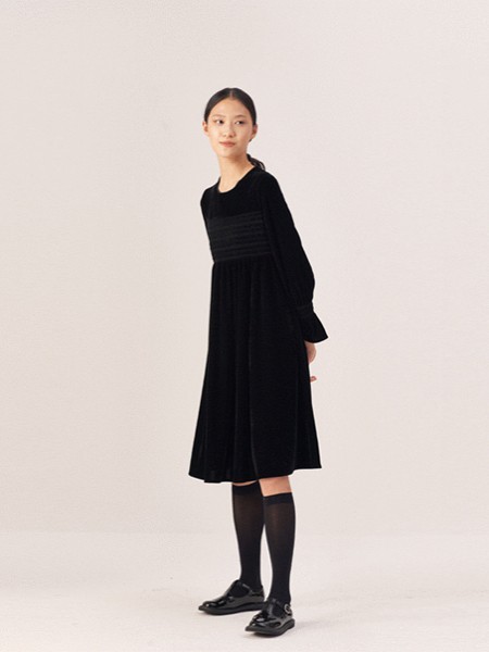 一席之地女装2022春夏季黑色连衣裙