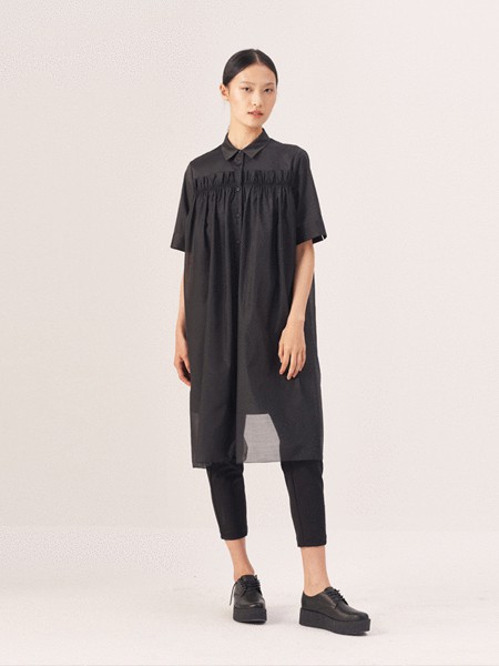 一席之地女装2022春夏季黑色连衣裙