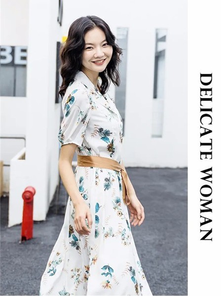 艾尔丽斯2022春夏季白色连衣裙