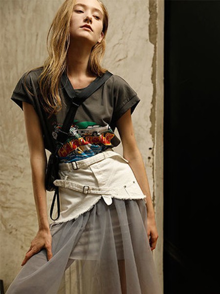 雅芙2022春夏季黑色T恤