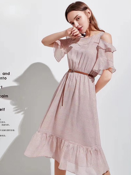 衣魅人2022春夏季裸色连衣裙