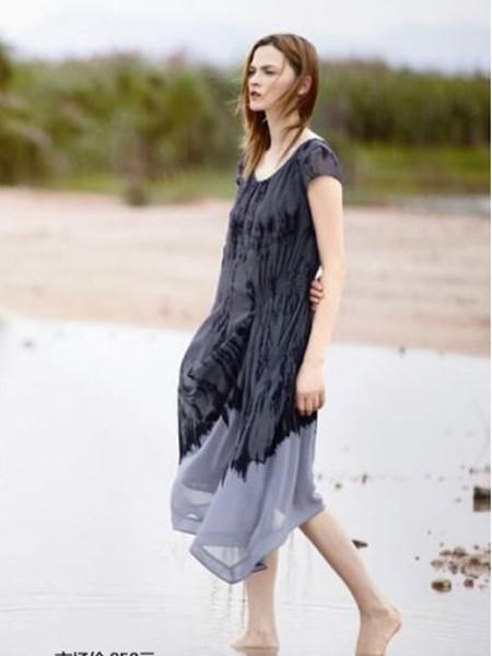 哲迪女装2021秋冬季黑色连衣裙