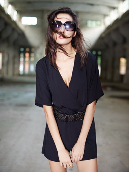 镜女装2022春夏季黑色连衣裙