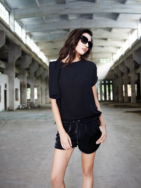 镜女装2022春夏季黑色T恤