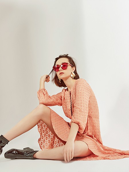 伊缔莎女装2022春夏季橙色连衣裙