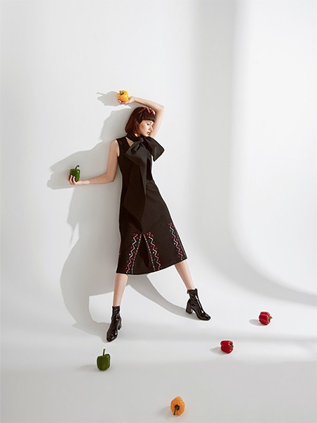 伊缔莎女装2022春夏季黑色连衣裙